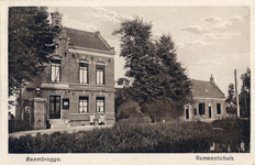 13217 Gezicht op de voorgevel van het gemeentehuis (Rijksstraatweg 77) te Baambrugge (gemeente Abcoude-Baambrugge) met ...